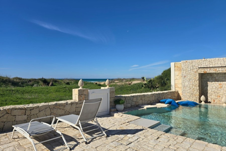 Villa D'Amuri con piscina accesso diretto sulla spiaggia