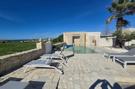 Villa D'Amuri con piscina accesso diretto sulla spiaggia